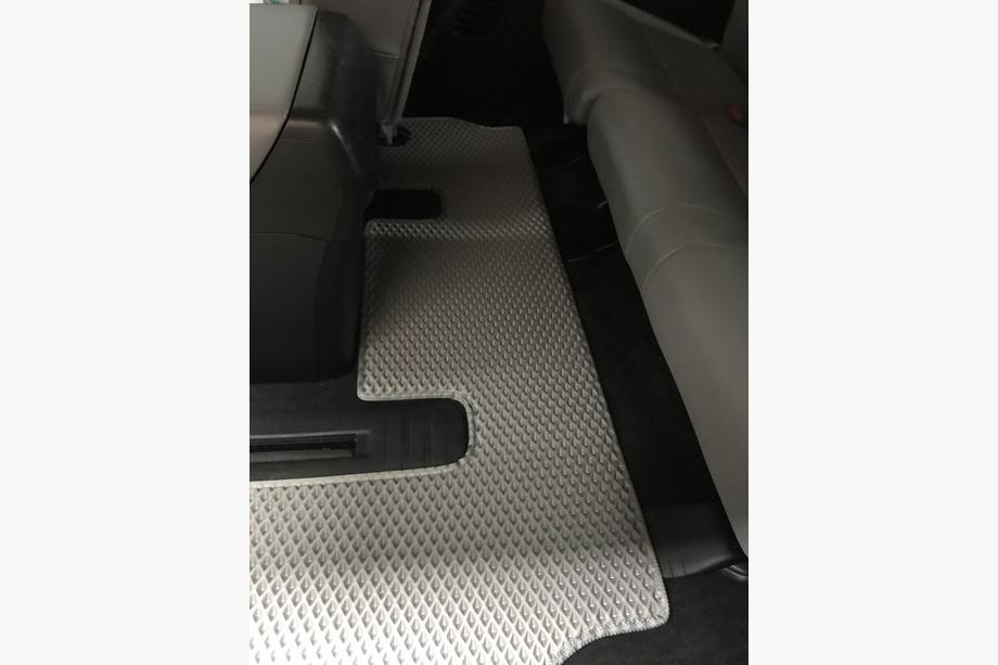 Toyota Sequoia 2007–2022 Polyuretanové EVA autokoberce do interiéru, 3 řady, šedé 2. řada – loketní opěrka Fotografie 19