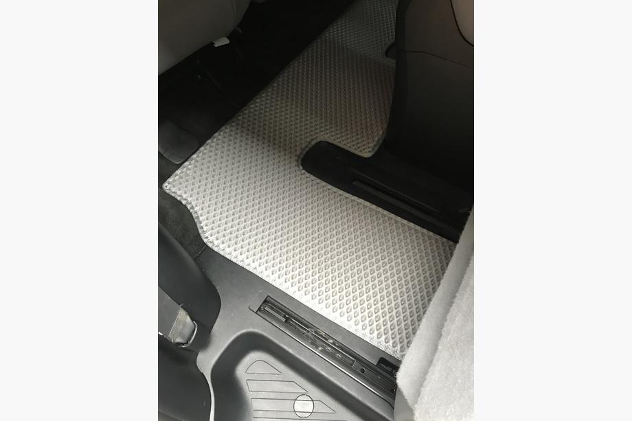 Toyota Sequoia 2007–2022 Polyuretanové EVA autokoberce do interiéru, 3 řady, šedé 2. řada – loketní opěrka Fotografie 20