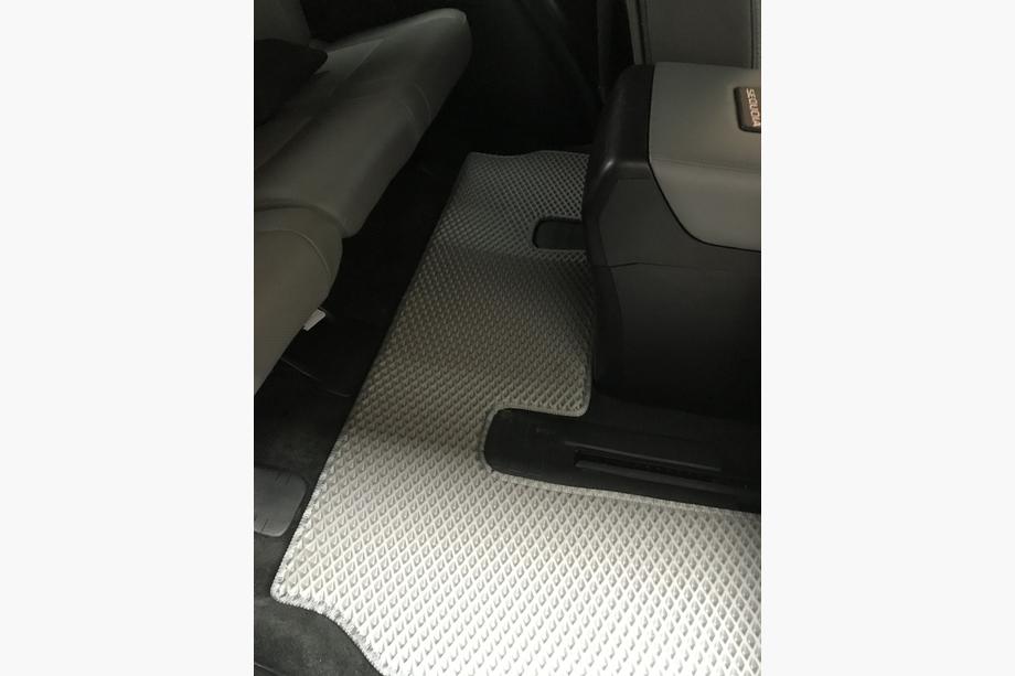 Toyota Sequoia 2007–2022 Polyuretanové EVA autokoberce do interiéru, 3 řady, šedé 2. řada – loketní opěrka Fotografie 21