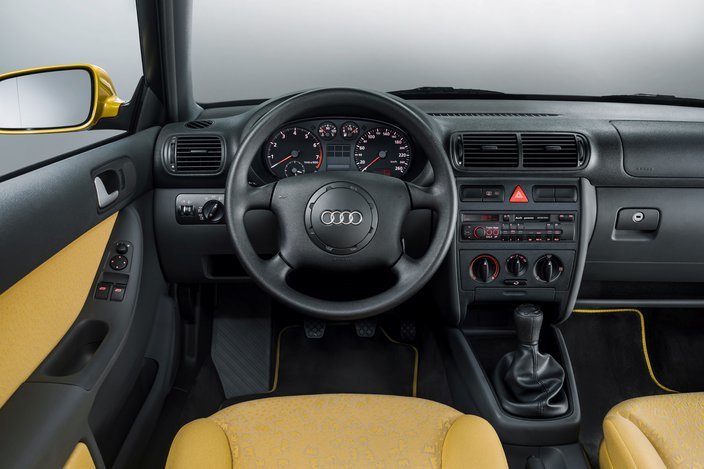 Kryty palubní desky Audi A3 v karbonovém vzhledu