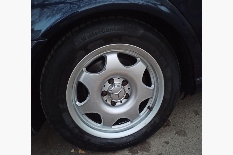 Mercedes-Benz Středové krytky na disky 70/75 mm s kroužkem (4 ks, šedé) Image