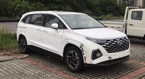 Hyundai představuje nový minivan Custo