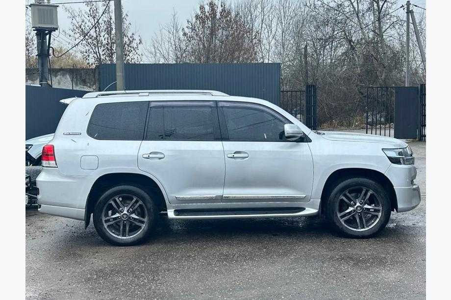 Toyota Land Cruiser 200 2007–2021 Kompletní restylingový body kit (přestavbová sada) z LC200 2008-2015 na 2021 Executive Fotografie 37