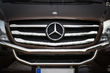 Chromovaná lišta na mřížku chladiče automobilu fotografie 1
