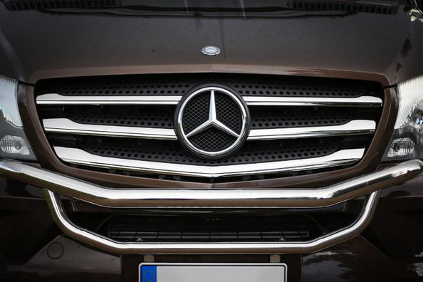 Chromovaná lišta na mřížku chladiče automobilu