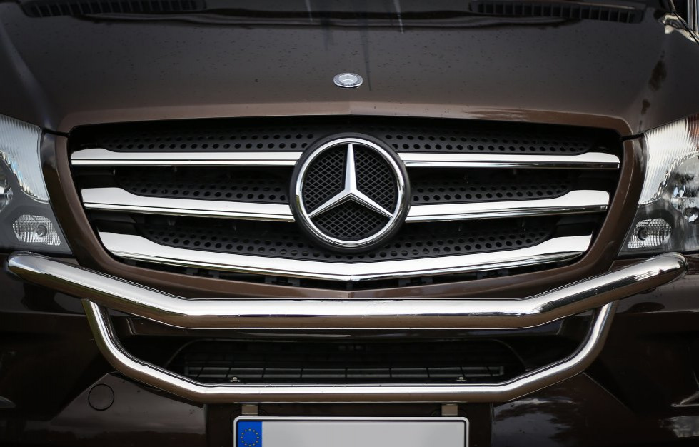 Chromovaná lišta na mřížku chladiče automobilu