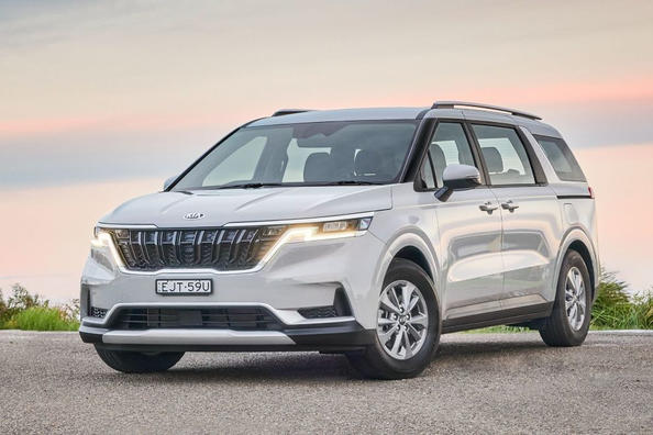 Recenze nové generace minivanu KIA Carnival