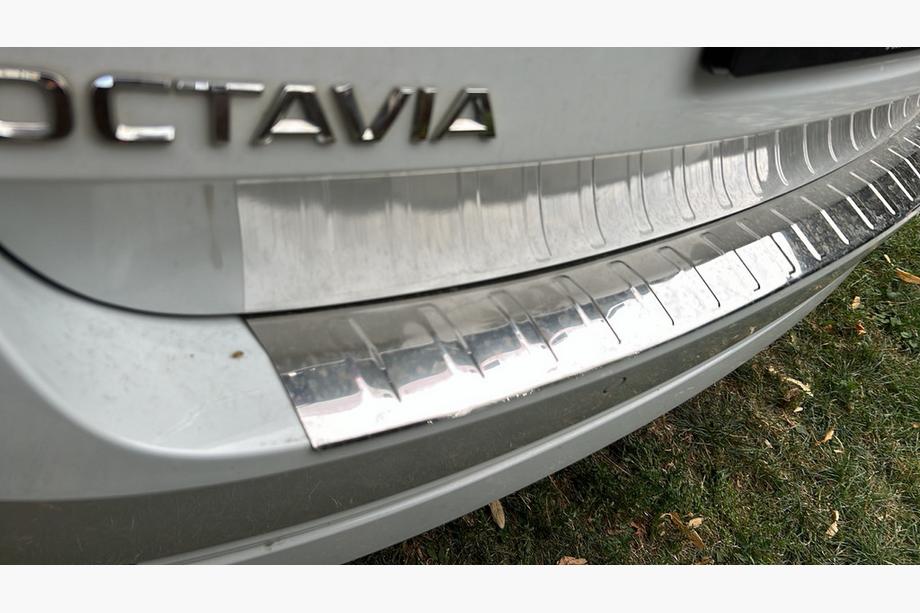 Skoda Octavia IV A8 2020– Nerezová lišta na zadní nárazník Carmos (SW) Fotografie 1