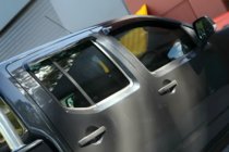 Nissan Navara 2006–2015 Ofuky oken (4 ks, HIC) fotografie 3