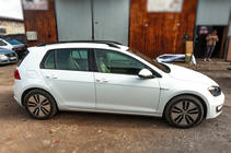 Volkswagen Golf 7/E-Golf 2012–2020 Střešní podélníky OmsaLine Solid (2 ks, černé) fotografie 6