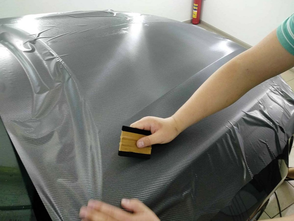 Jak si svépomocí polepit auto karbonovou fólií
