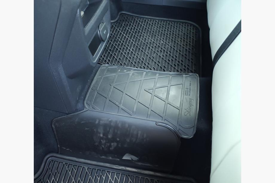 Volkswagen Tiguan 2016–2023 Zadní středový kobereček (Stingray Premium) Image