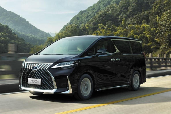 Recenze prémiového minivanu Lexus LM