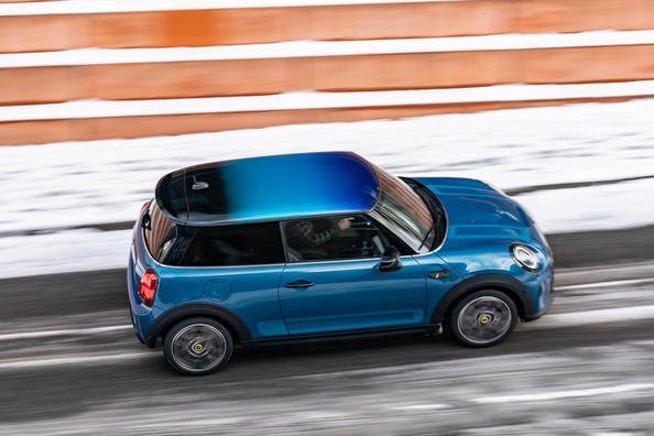 Recenze elektrického MINI Hatchback Electric Fotografie 3
