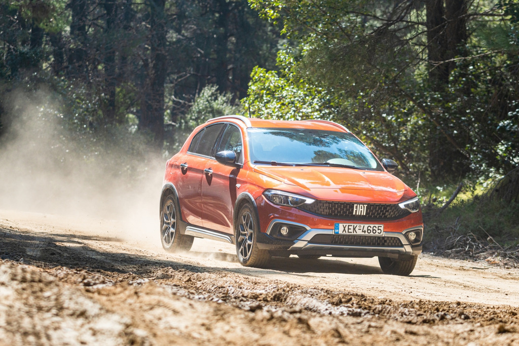 Test terénní verze hatchbacku Fiat Tipo Cross