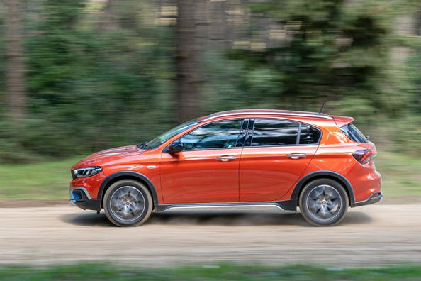 Test terénní verze hatchbacku Fiat Tipo Cross