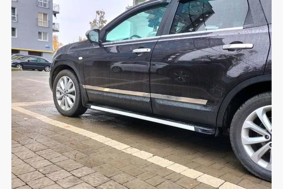 Nissan Qashqai 2007–2010 Dveřní lišty Carmos (4 ks, nerez) Carmos, standardní základna Fotografie 3