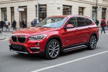BMW X1 F48 2015–2022 Boční prahy Maya Red (2 ks, hliník) fotografie 1