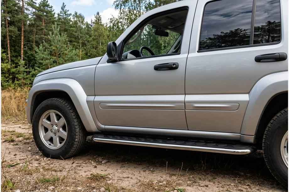 Jeep Cherokee/Liberty 2002–2007 Boční nášlapy Maydos V1 (2 ks, hliník) Fotografie 1