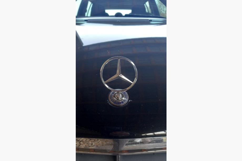 Mercedes C-Class W203 2000–2007 Emblém zaměřovač (s nápisem) Image