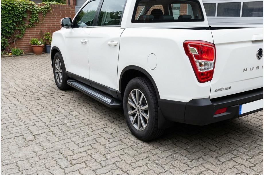 SsangYong Musso II 2018– Boční nášlapy Vision New Black (2 ks, hliník) Image