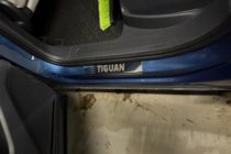 Volkswagen Tiguan 2016–2023 Nerezové kryty prahů Carmos (nerez) fotografie 1
