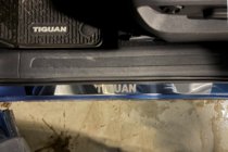 Volkswagen Tiguan 2016–2023 Nerezové kryty prahů Carmos (nerez) fotografie 2