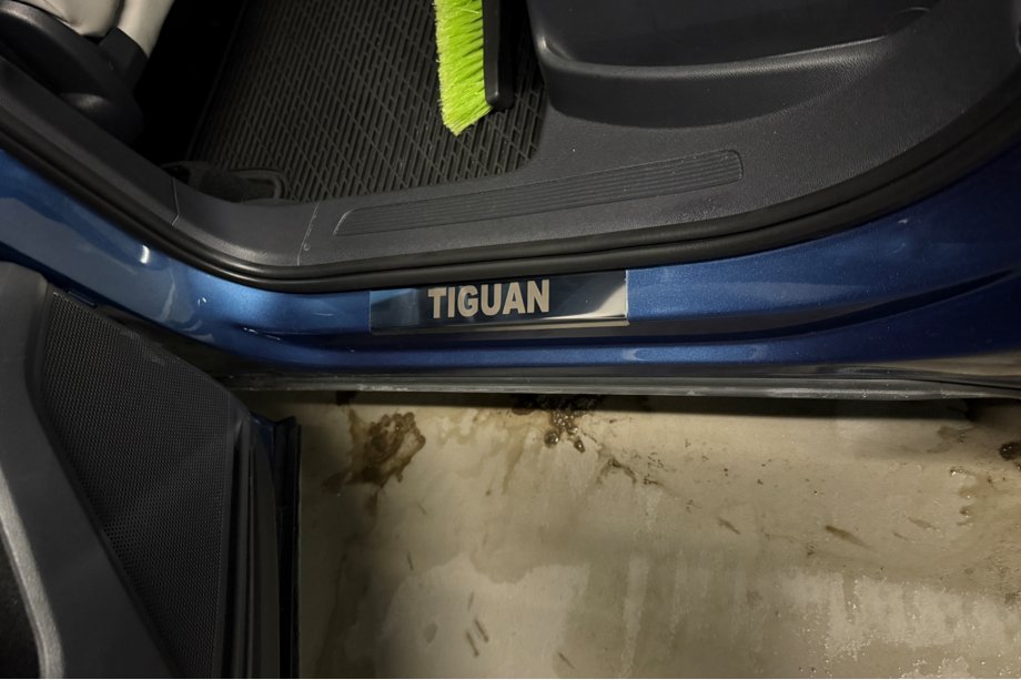 Volkswagen Tiguan 2016–2023 Nerezové kryty prahů Carmos (nerez) Image