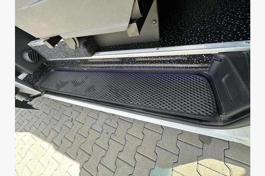 Mercedes Sprinter W907/W910 2018– Polyuretanové EVA rohože na prahy (černé) Image