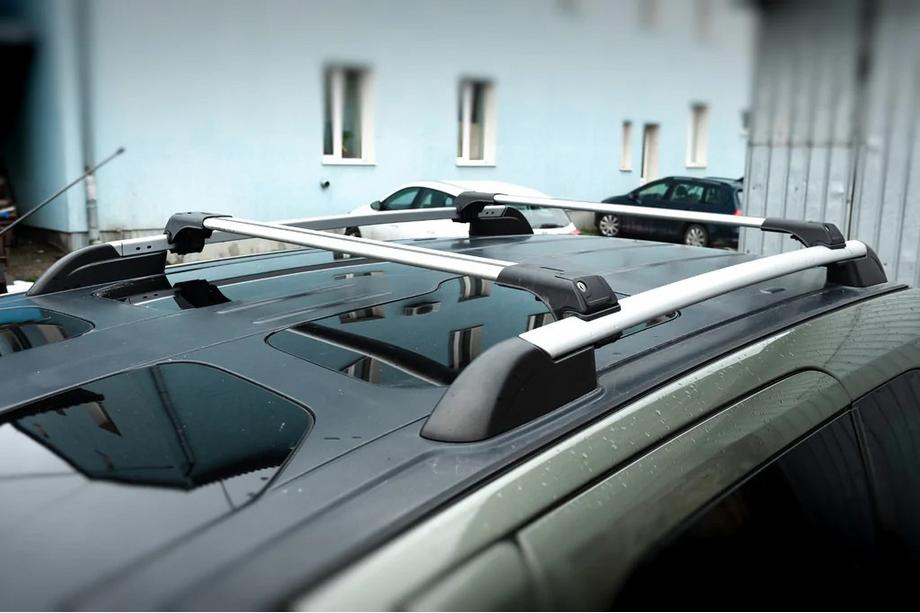 Příčníky na standardní podélné střešní nosiče, uzamykatelné na klíč Skybar V1 (2 ks) do 140 cm, šedé Fotografie 2