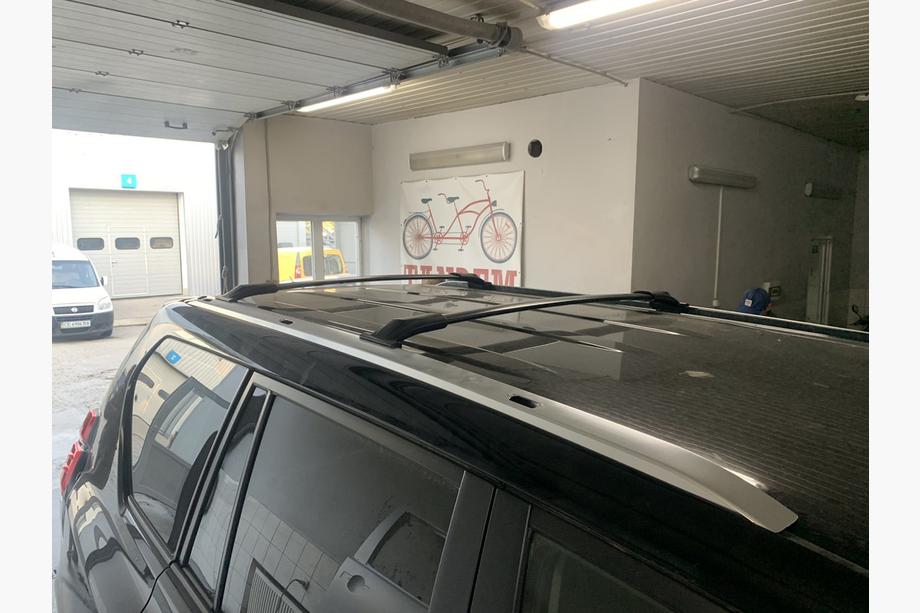 Toyota Land Cruiser Prado 150 2009–2023 Střešní příčníky na integrované hagusy (2 ks) Fotografie 2