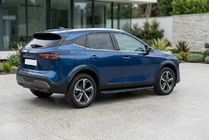 Nissan Qashqai 2021– Boční nášlapy Tayga Black (2 ks, hliník) fotografie 1