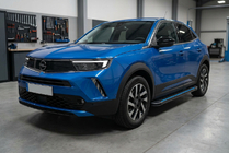 Opel Mokka 2021– Boční nášlapy Maya Blue (2 ks, hliník) fotografie 1