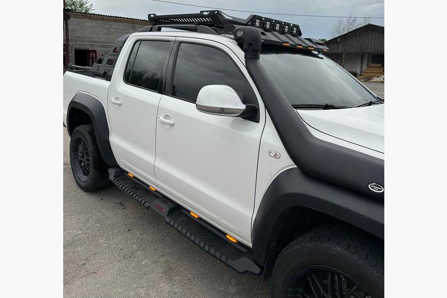 Volkswagen Amarok 2010–2022 Boční nášlapy Dakar V2 s LED (2 ks, kovové) Fotografie 5