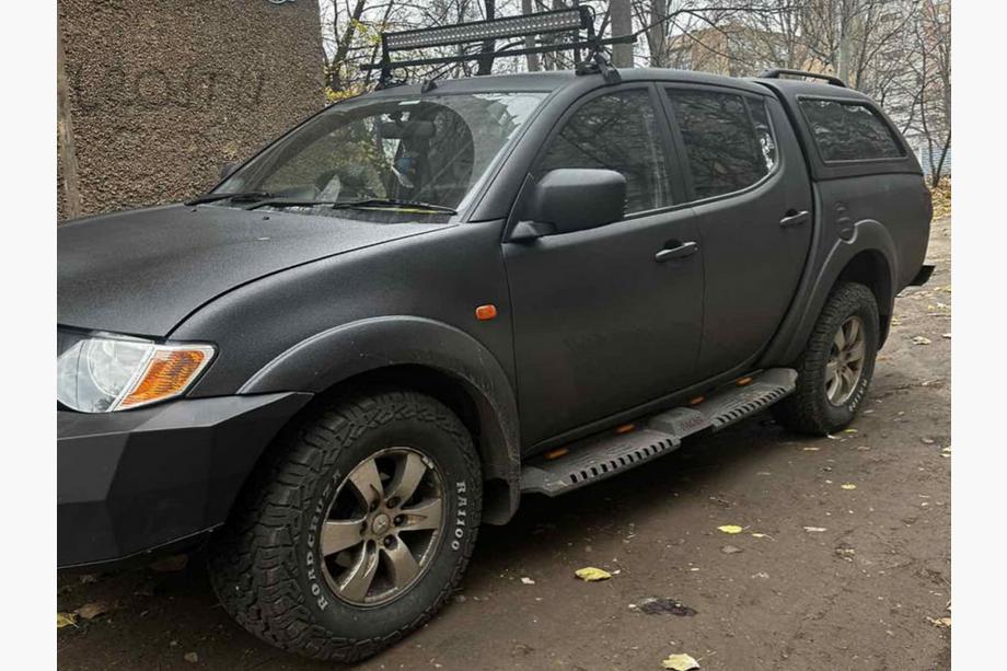 Mitsubishi L200 2006–2015 Boční nášlapy Dakar V2 s LED (2 ks, kovové) Fotografie 1