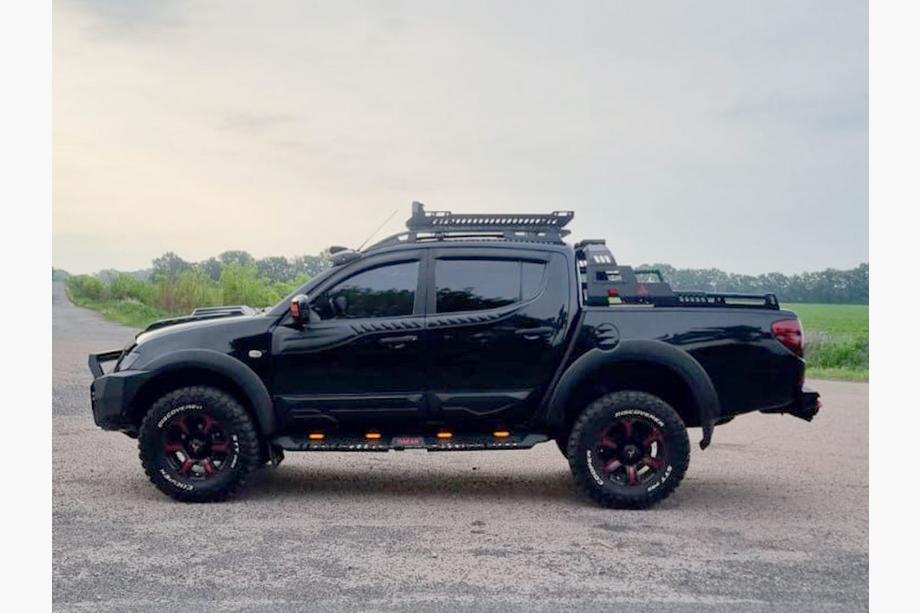 Mitsubishi L200 2006–2015 Boční nášlapy Dakar V2 s LED (2 ks, kovové) Fotografie 9