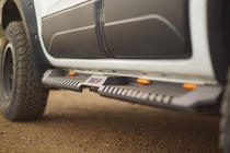 Isuzu D-Max 2011–2019 Boční nášlapy Dakar V2 s LED osvětlením (2 ks, kov) fotografie 3