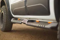 Isuzu D-Max 2002–2011 Boční nášlapy Dakar V2 s LED osvětlením (2 ks, kov) fotografie 3