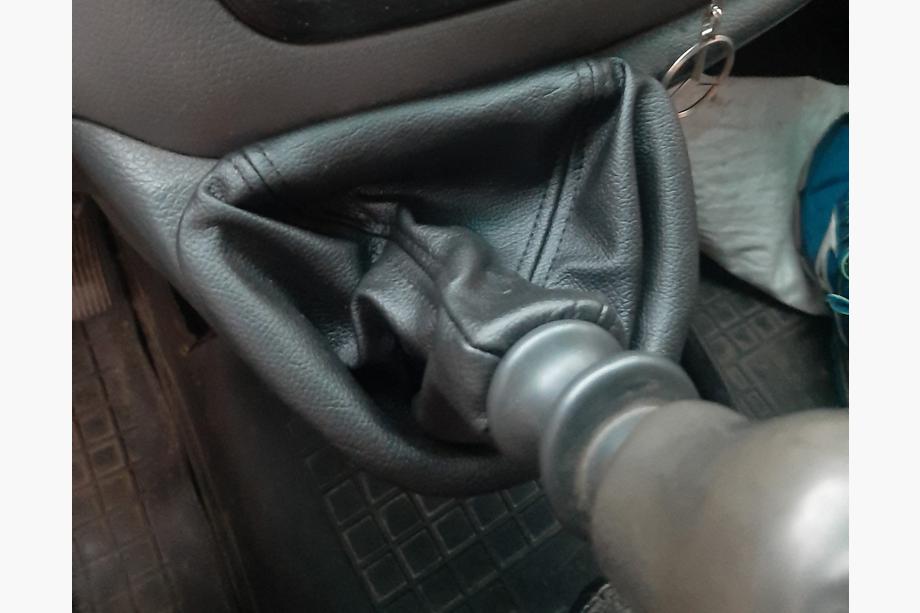 Mercedes Vito W639 2004–2014 Manžeta řadicí páky s OEM rámečkem (koženka) Image