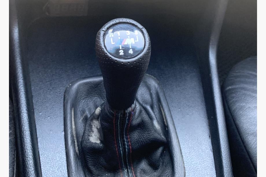 BMW řady 5 E34 1988–1995 Řadicí hlavice V2 (5st., koženka, černá hladká) Image