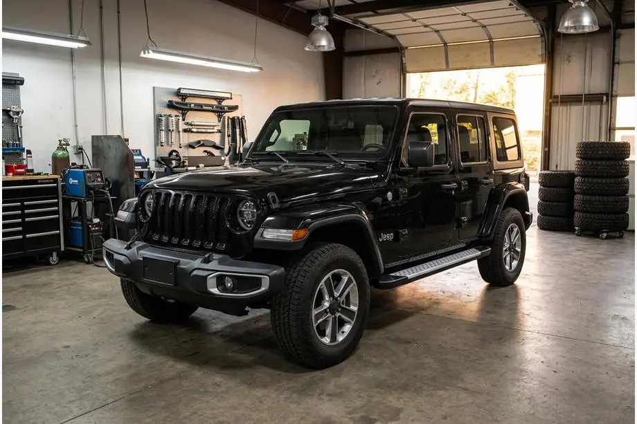 Jeep Wrangler 2018– Boční nášlapy Allmond Grey (2 ks, hliník) Image