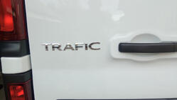 Renault Trafic 2015– Nápis Trafic 908900184R (247 mm x 31 mm) fotografie 1