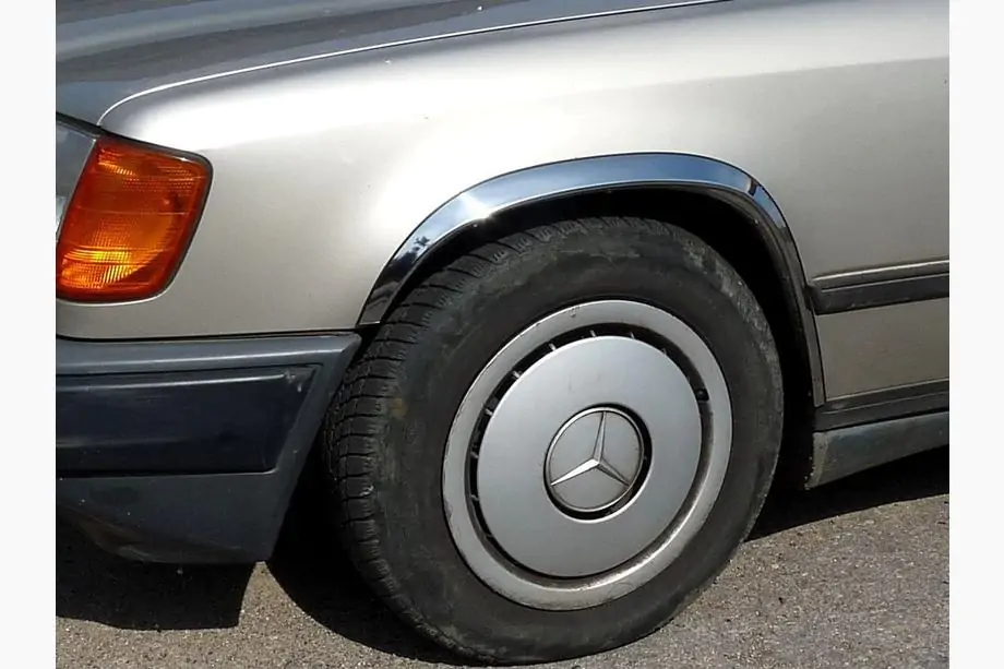 Mercedes E-Class W124 1984–1997 Nerezové lemy blatníků 1985-1989 (4 ks) Image
