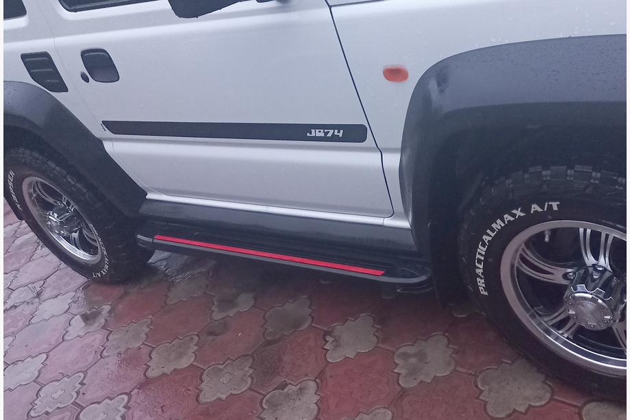 Suzuki Jimny 2018– Boční prahy Maya Red (2 ks, hliník) Image