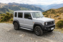 Suzuki Jimny 2018– Boční nášlapy Allmond Grey (2 ks, hliník) fotografie 1