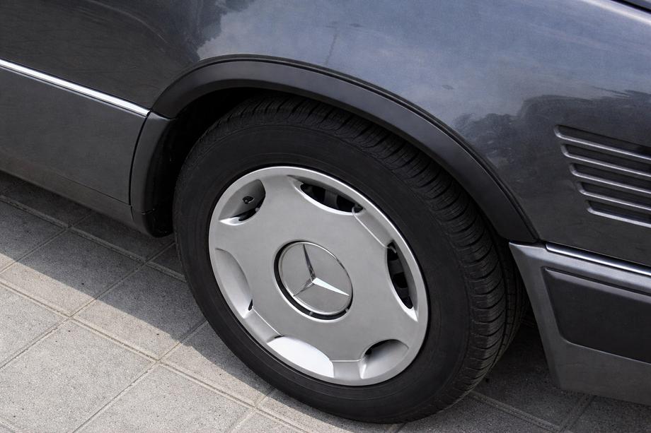 Mercedes E-Class W124 1984–1997 Lemy blatníků 1989-1995 (4 ks, černé, ABS plast) Fotografie 1
