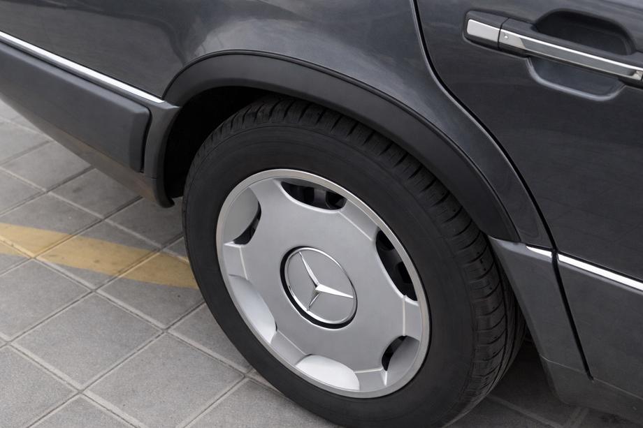 Mercedes E-Class W124 1984–1997 Lemy blatníků 1989-1995 (4 ks, černé, ABS plast) Fotografie 2