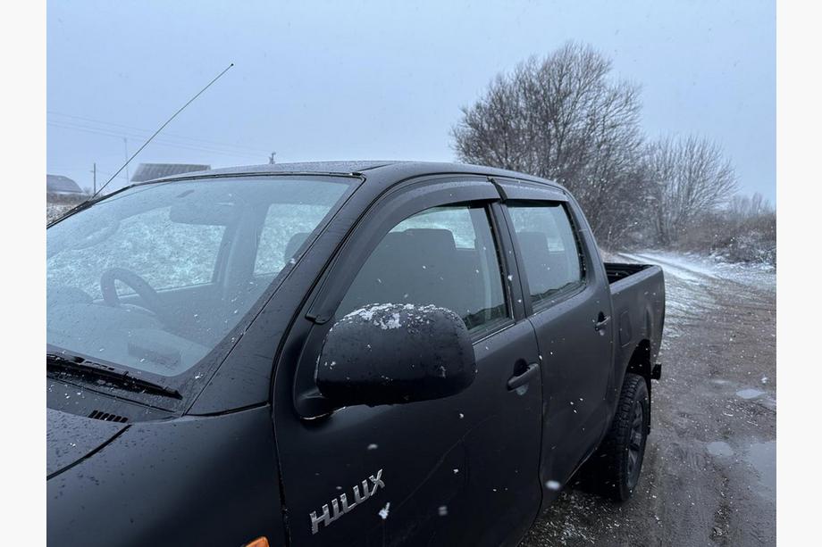 Toyota Hilux 2006–2015 Ofuky oken (4 ks, Sunplex Sport) Fotografie 5