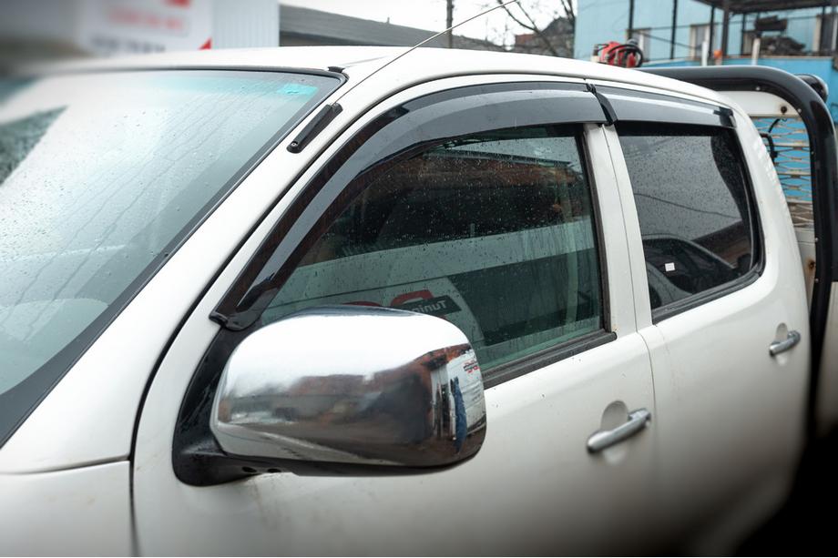 Toyota Hilux 2006–2015 Ofuky oken (4 ks, Sunplex Sport) Fotografie 1