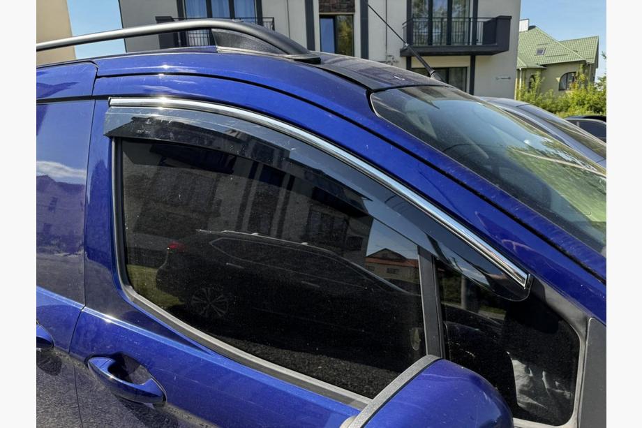 Ford Courier 2014–2023 Okenní deflektory s chromovanou lištou (4 ks, Sunplex Chrome) Fotografie 3